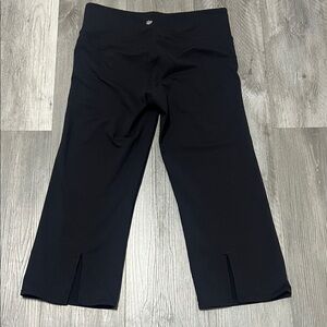 Athleta woman’s Cropped Straight leg Legging  / Black/ Size L